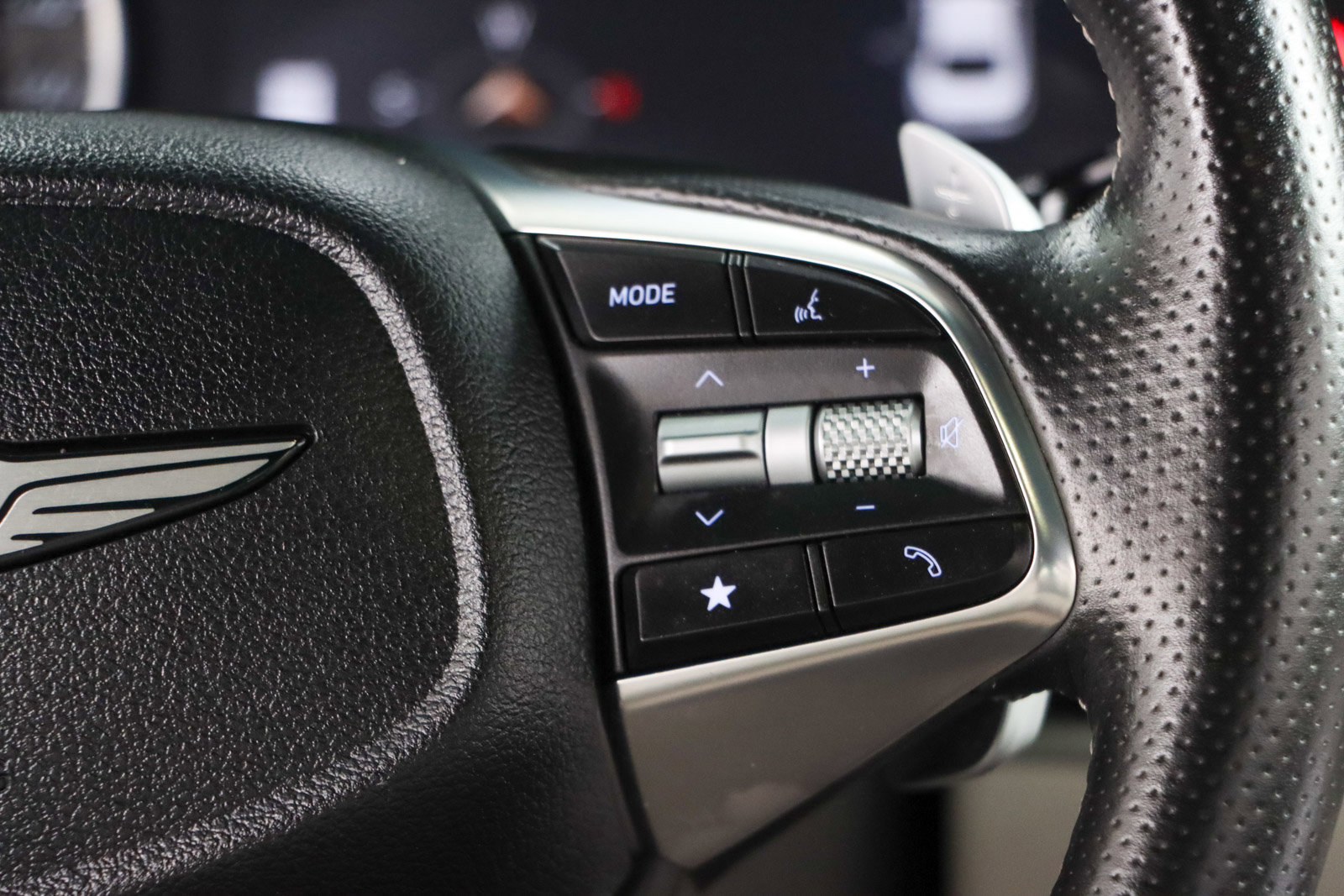 Used 2025 Genesis G70 2.5T image 14