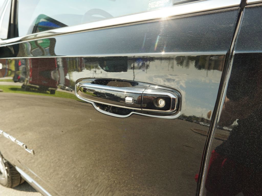 Used 2023 GMC Yukon XL Denali Ultimate image 9