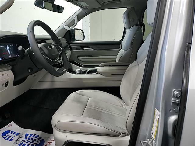 Used 2024 Jeep Wagoneer Series III w/ Premium Group I AWD/4WD image 7