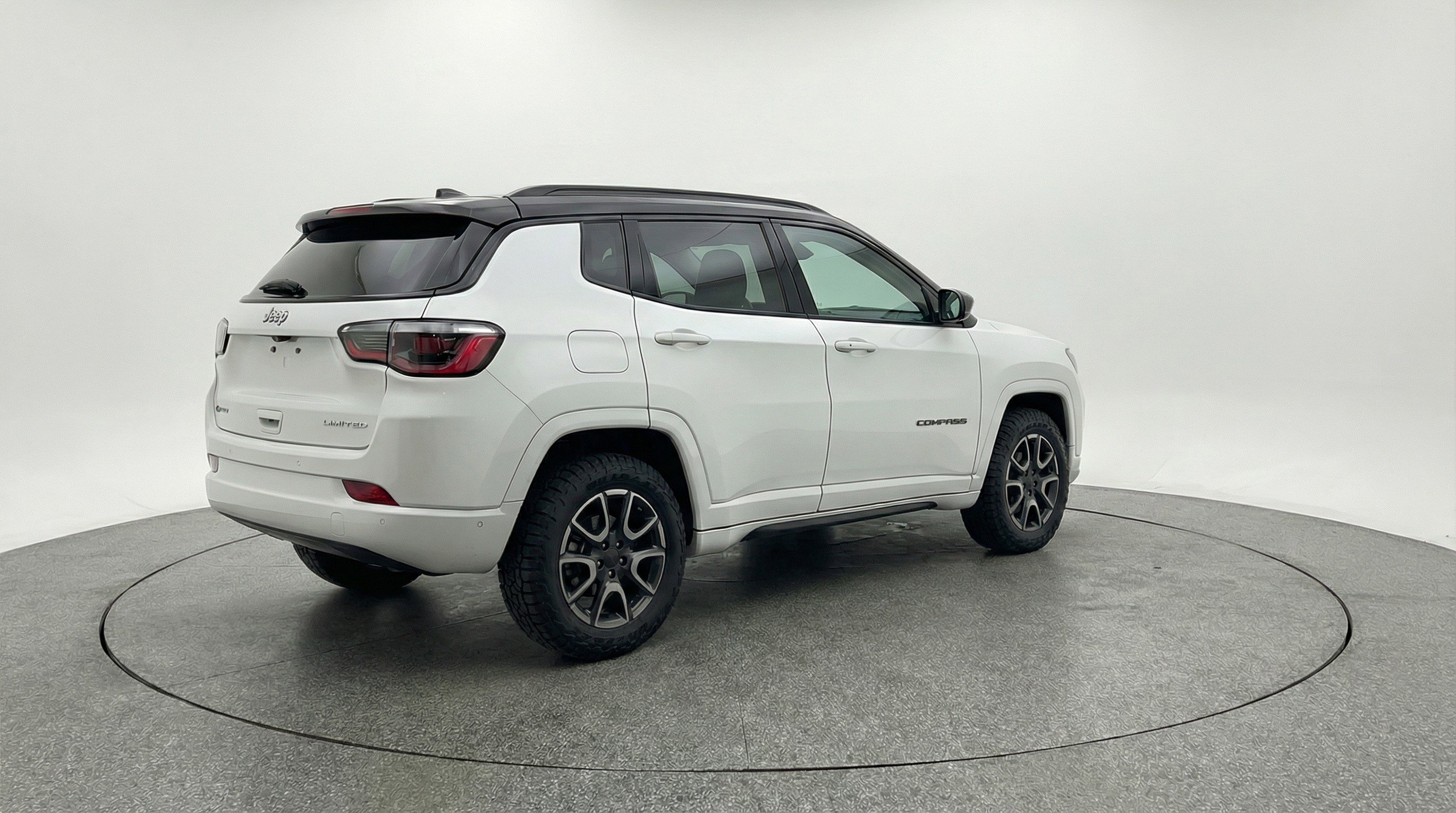 Used 2025 Jeep Compass Trailhawk image 9