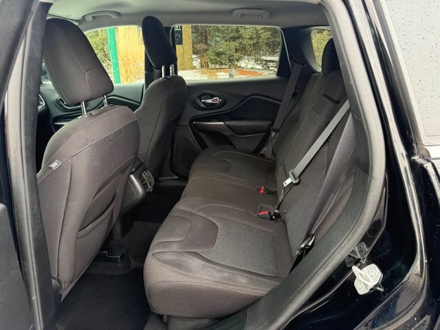 Used 2019 Jeep Cherokee Latitude w/ Popular Appearance Group AWD/4WD image 7