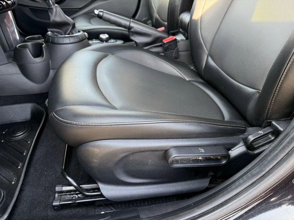 Used 2015 MINI Cooper 4-Door Hardtop image 14