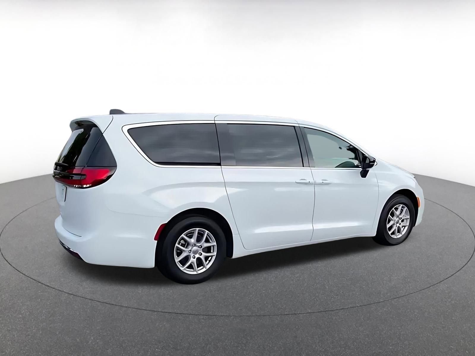 Used 2025 Chrysler Pacifica Select image 15