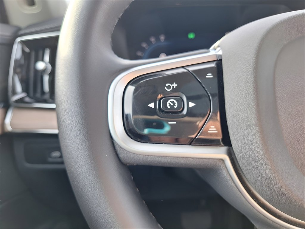 Used 2025 Volvo XC90 B6 Plus image 22