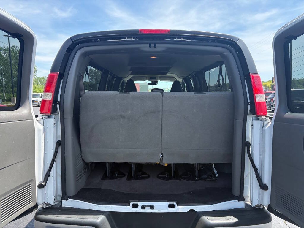 Used 2020 Chevrolet Express 3500 LT w/ LT Preferred Equipment Group RWD image 8