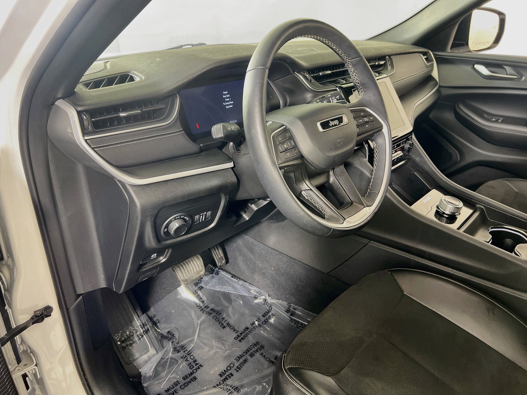 Used 2023 Jeep Grand Cherokee Altitude AWD/4WD image 9