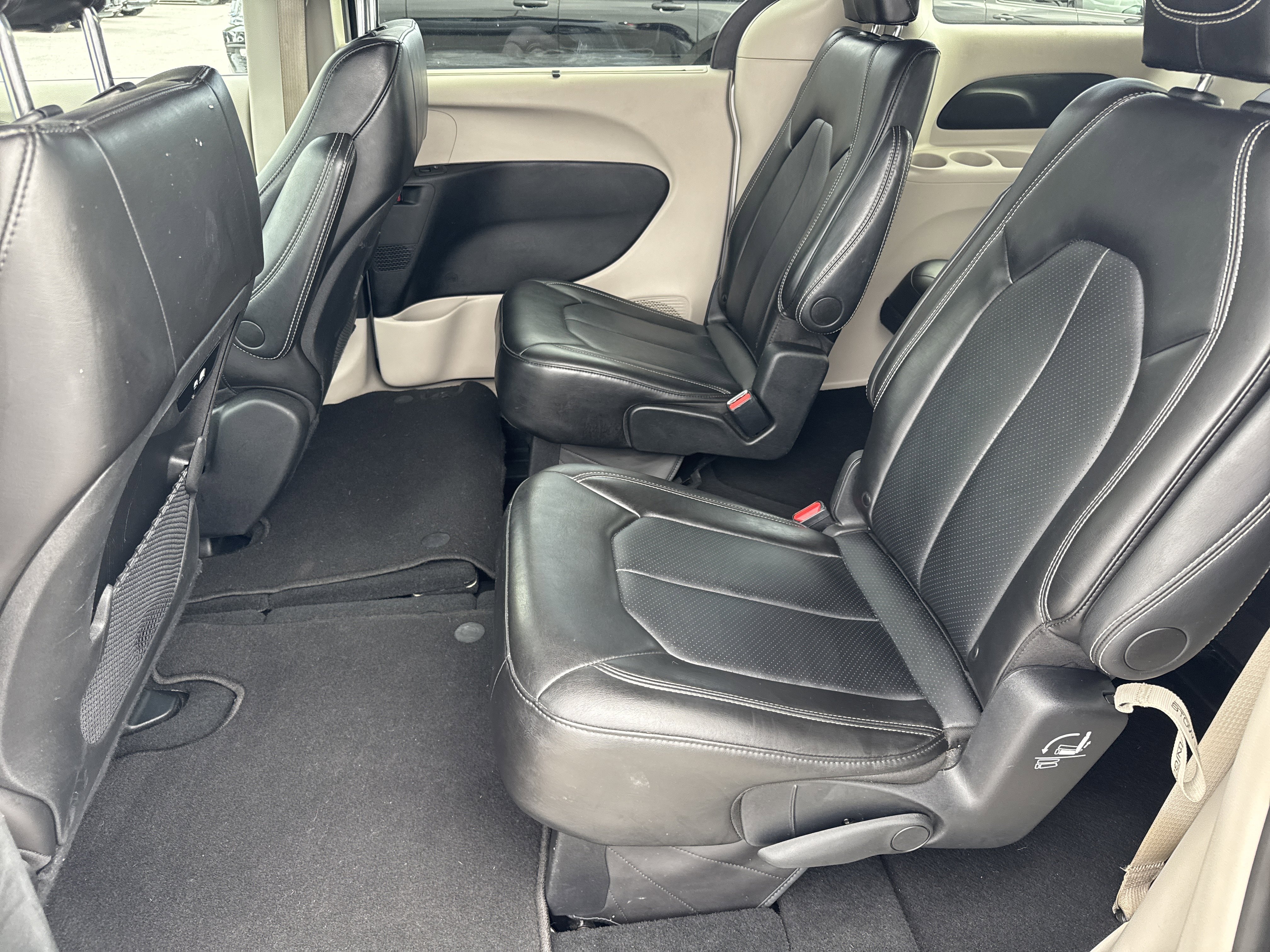 Used 2024 Chrysler Pacifica Touring-L image 21