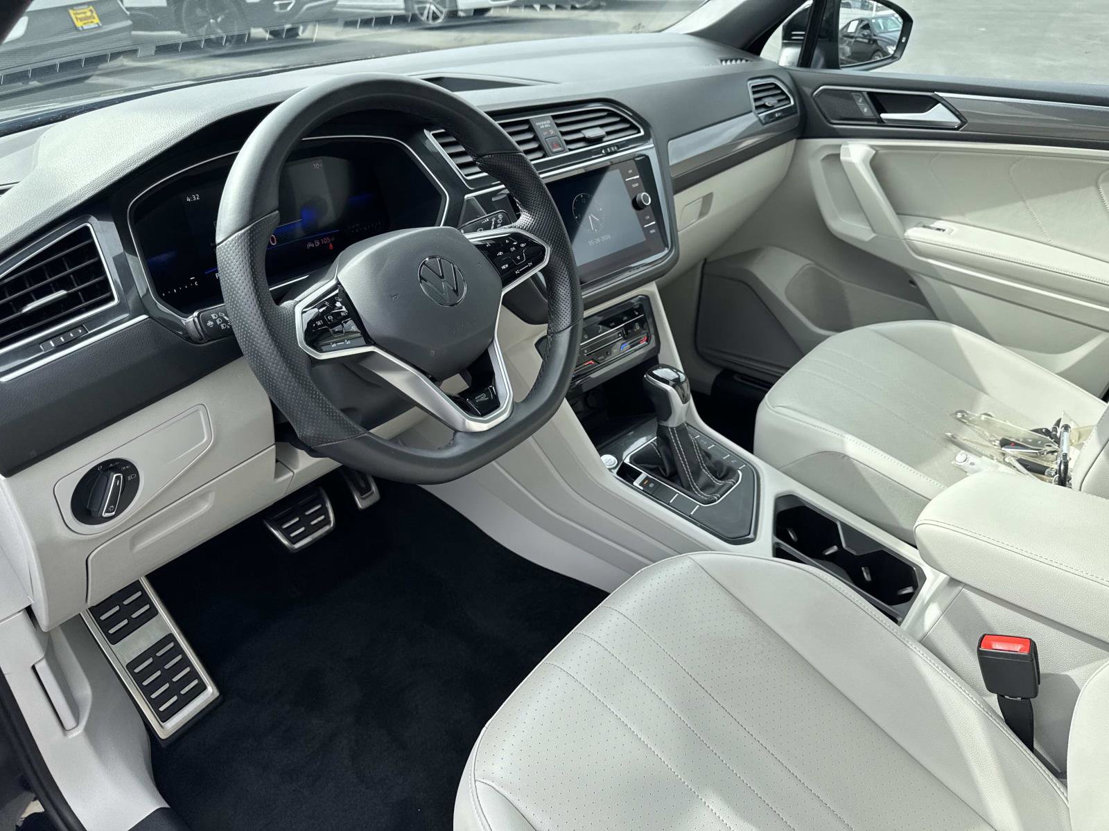Certified 2023 Volkswagen Tiguan SE R-Line FWD image 12