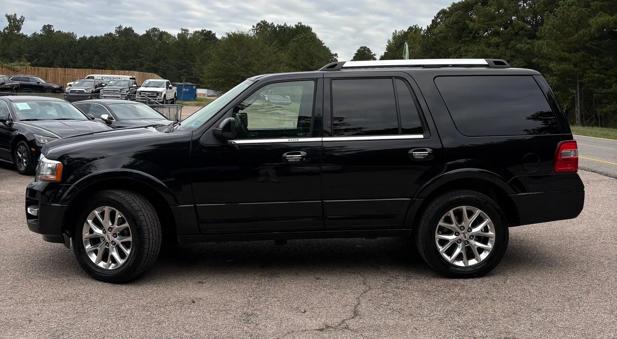 Used 2016 Ford Expedition Limited w/ Equipment Group 301A AWD/4WD image 3
