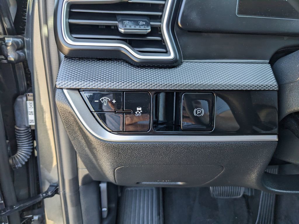 Certified 2025 Kia Sportage LX image 25