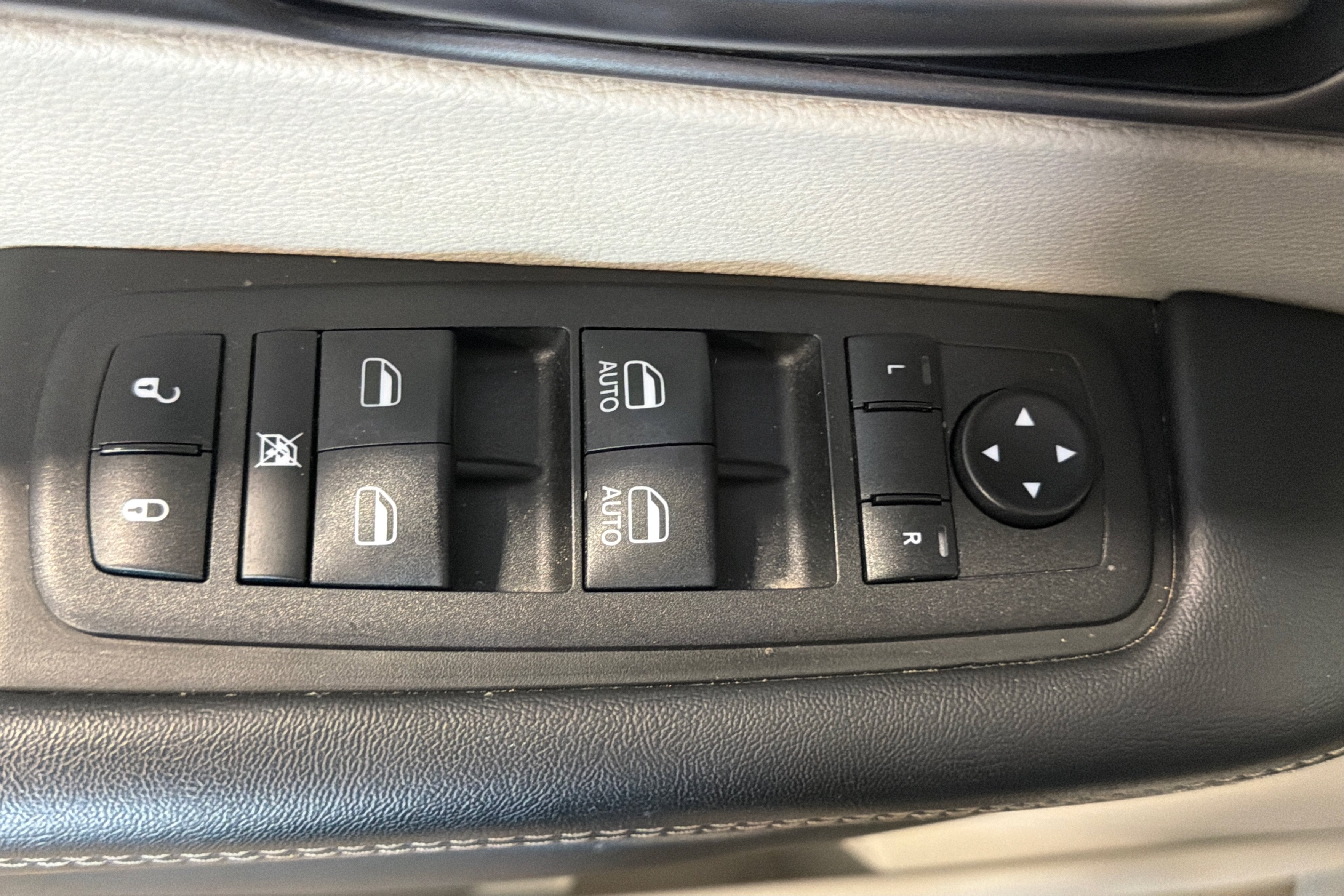 Used 2023 Chrysler Pacifica Touring-L FWD image 16
