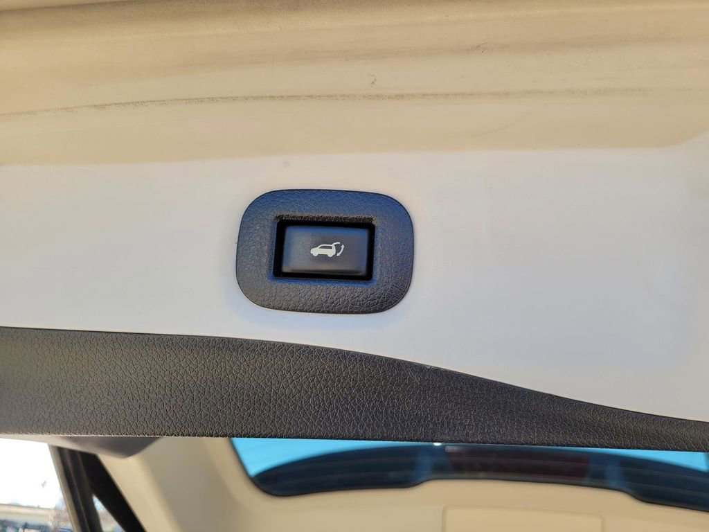 Used 2018 Nissan Rogue SV w/ Sun & Sound Touring Package image 15