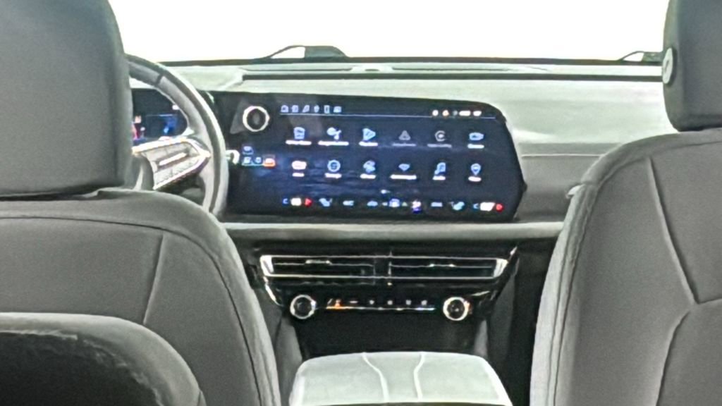 Used 2024 Chevrolet Traverse LT image 18