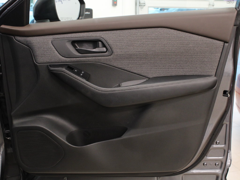Used 2023 Nissan Rogue SV w/ SV Premium B Package FWD image 15