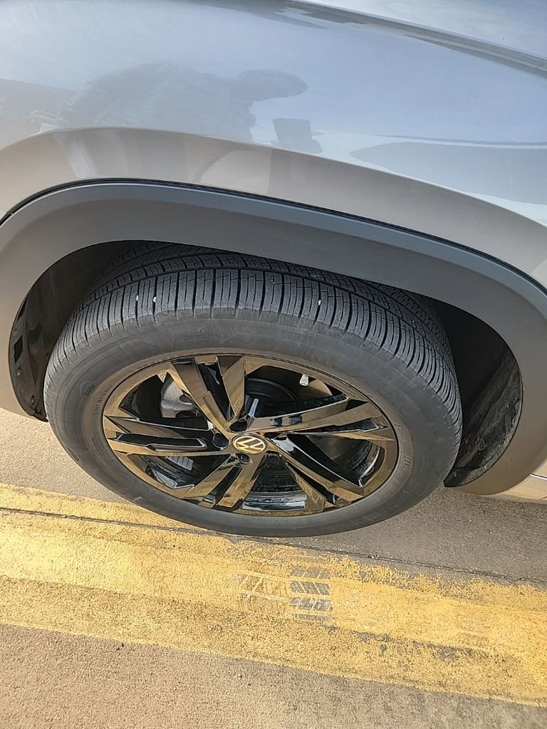 Used 2024 Volkswagen Atlas Cross Sport SEL R-Line image 17