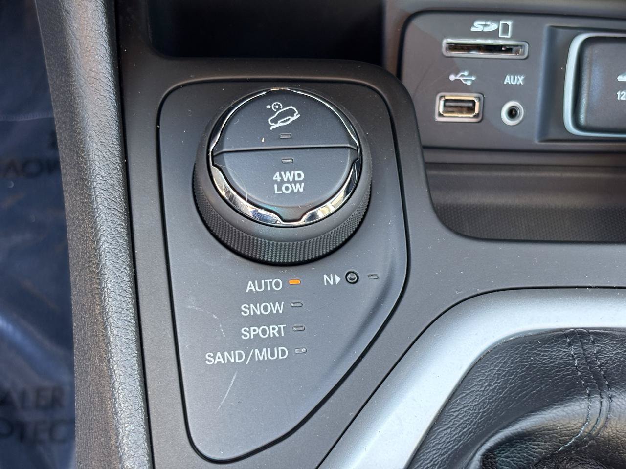 Used 2014 Jeep Cherokee Latitude w/ Cold Weather Group AWD/4WD image 24