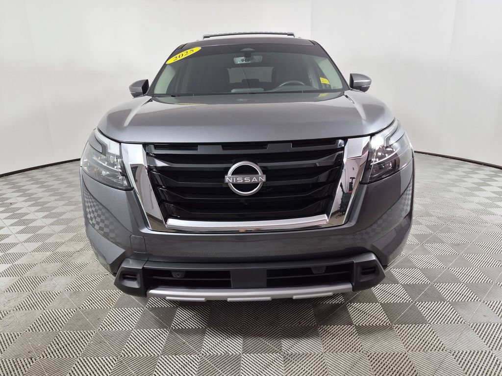 Used 2025 Nissan Pathfinder SL FWD image 8