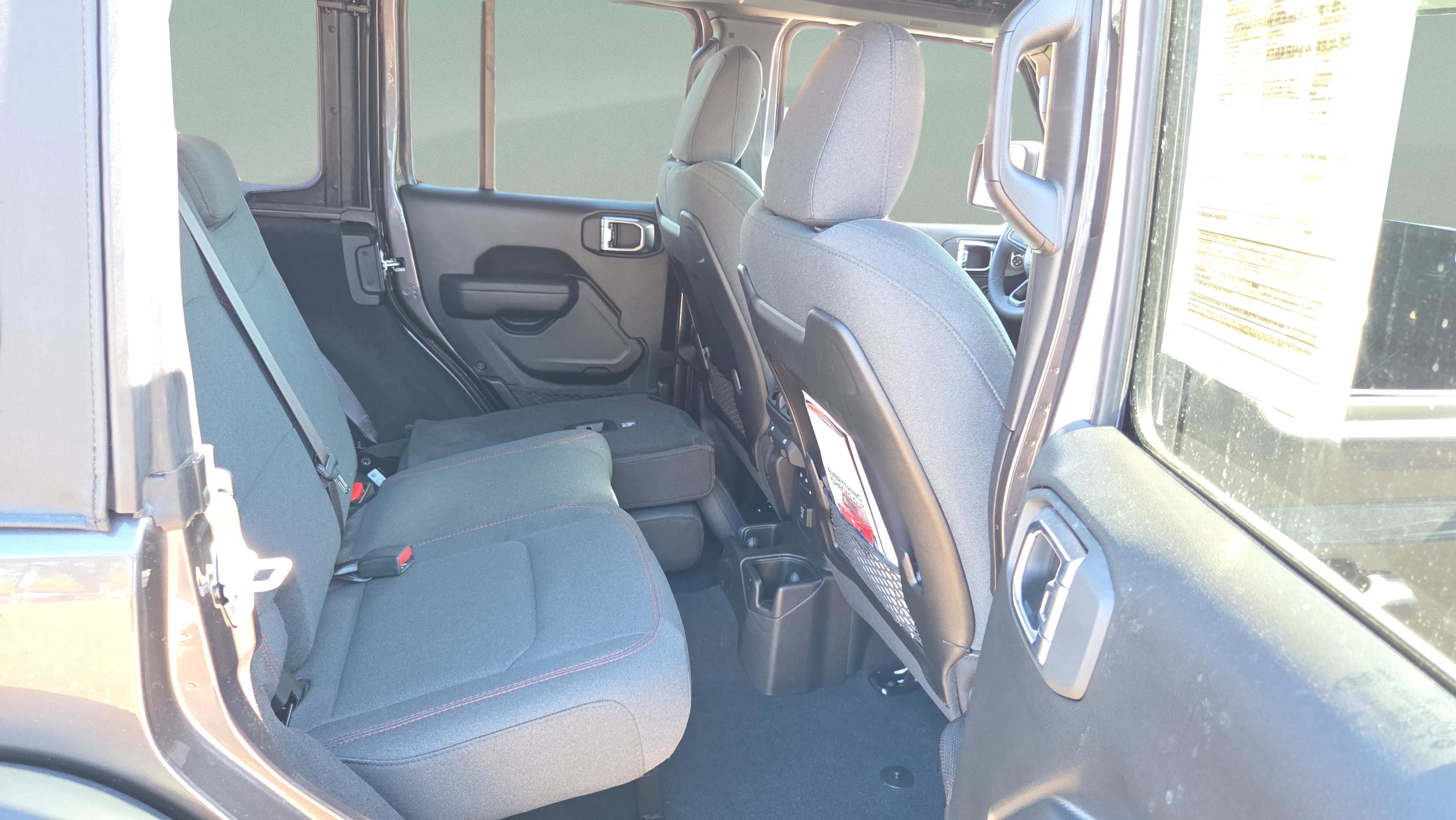 Used 2025 Jeep Wrangler Unlimited Rubicon w/ Technology Group image 26