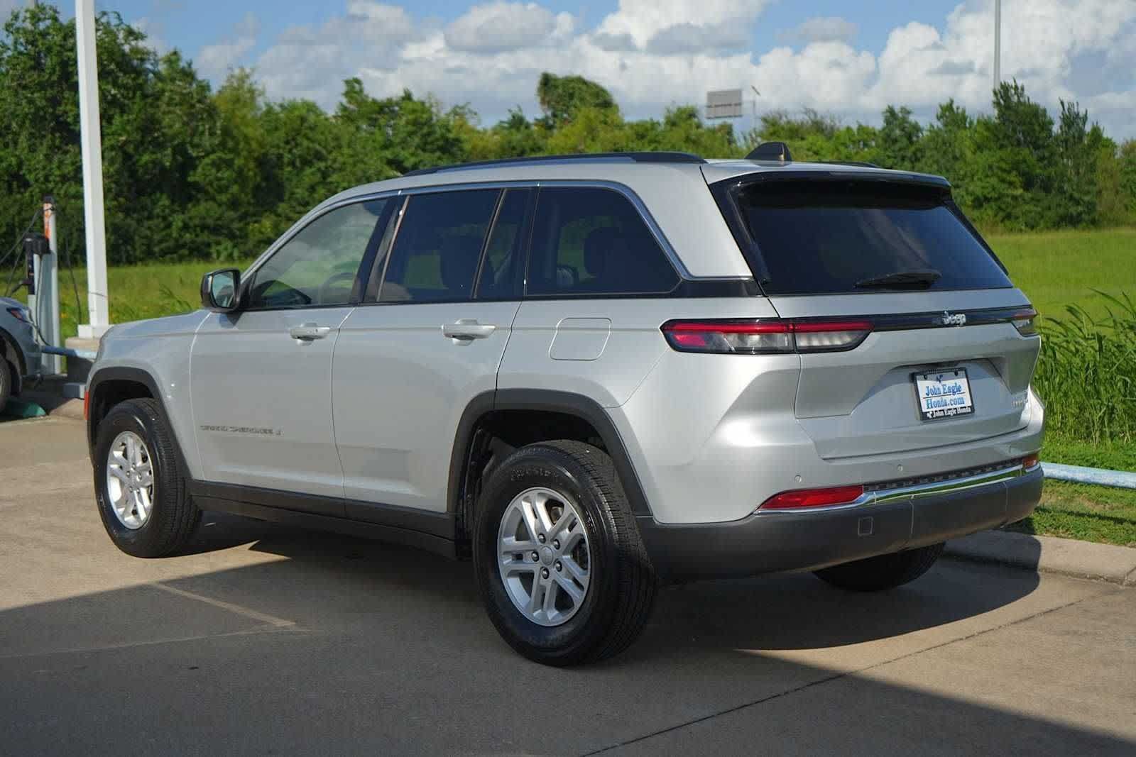 Used 2024 Jeep Grand Cherokee Laredo RWD image 4