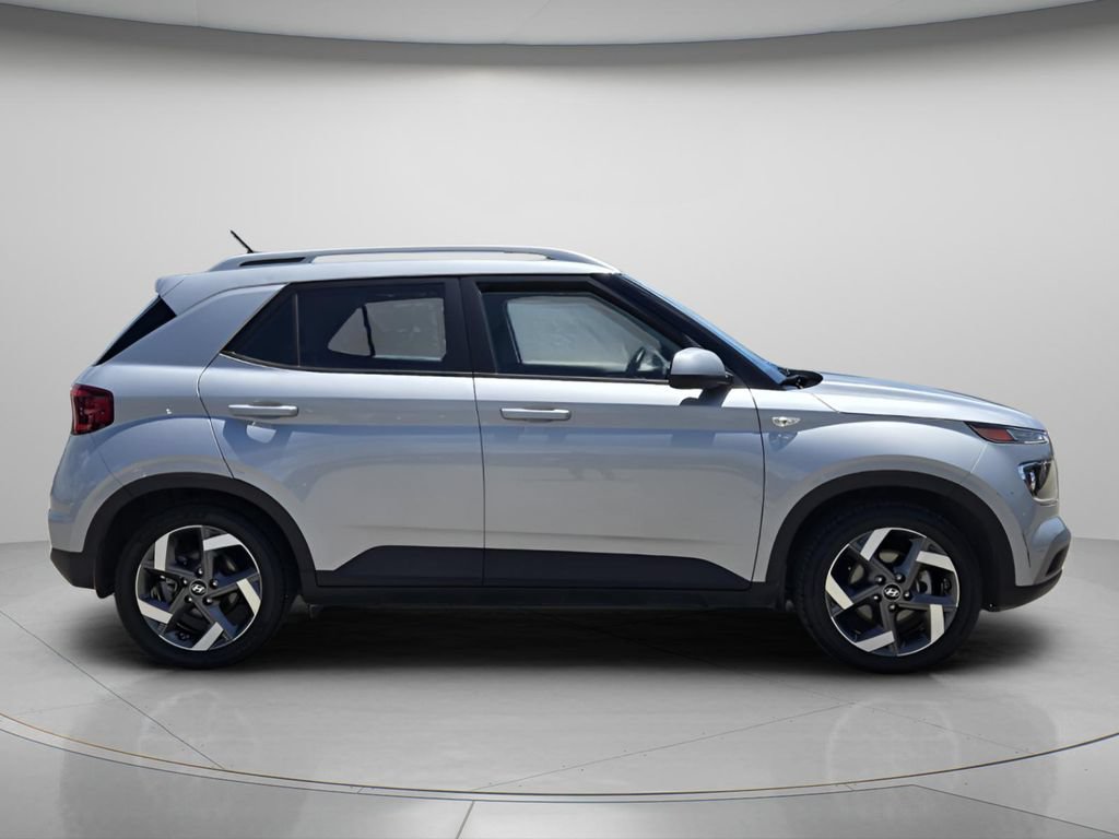 Used 2023 Hyundai Venue SEL FWD image 4