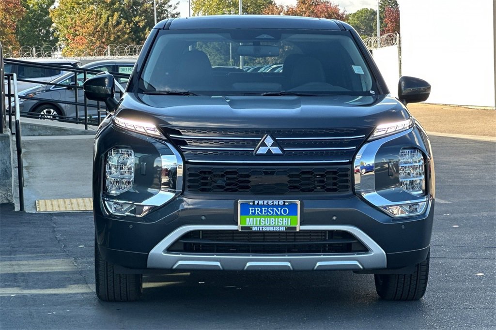 New 2025 Mitsubishi Outlander SE image 10