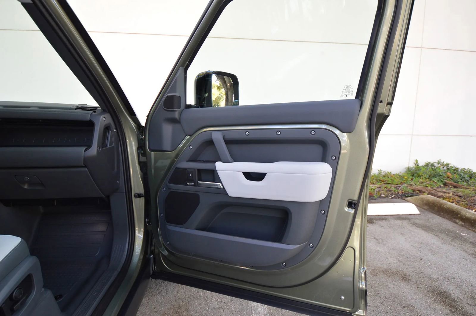 Used 2025 Land Rover Defender 110 X-Dynamic SE image 35