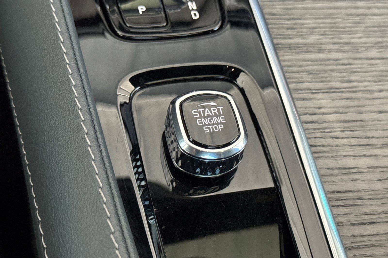 Used 2024 Volvo XC90 T8 Ultimate w/ Lounge Package image 24