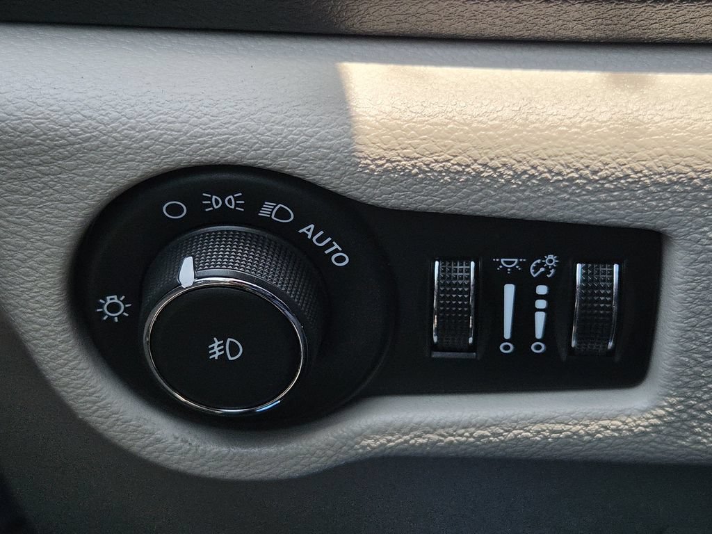 Used 2024 Chrysler Pacifica Touring-L FWD image 24