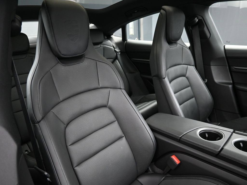 Used 2025 Porsche Taycan image 30