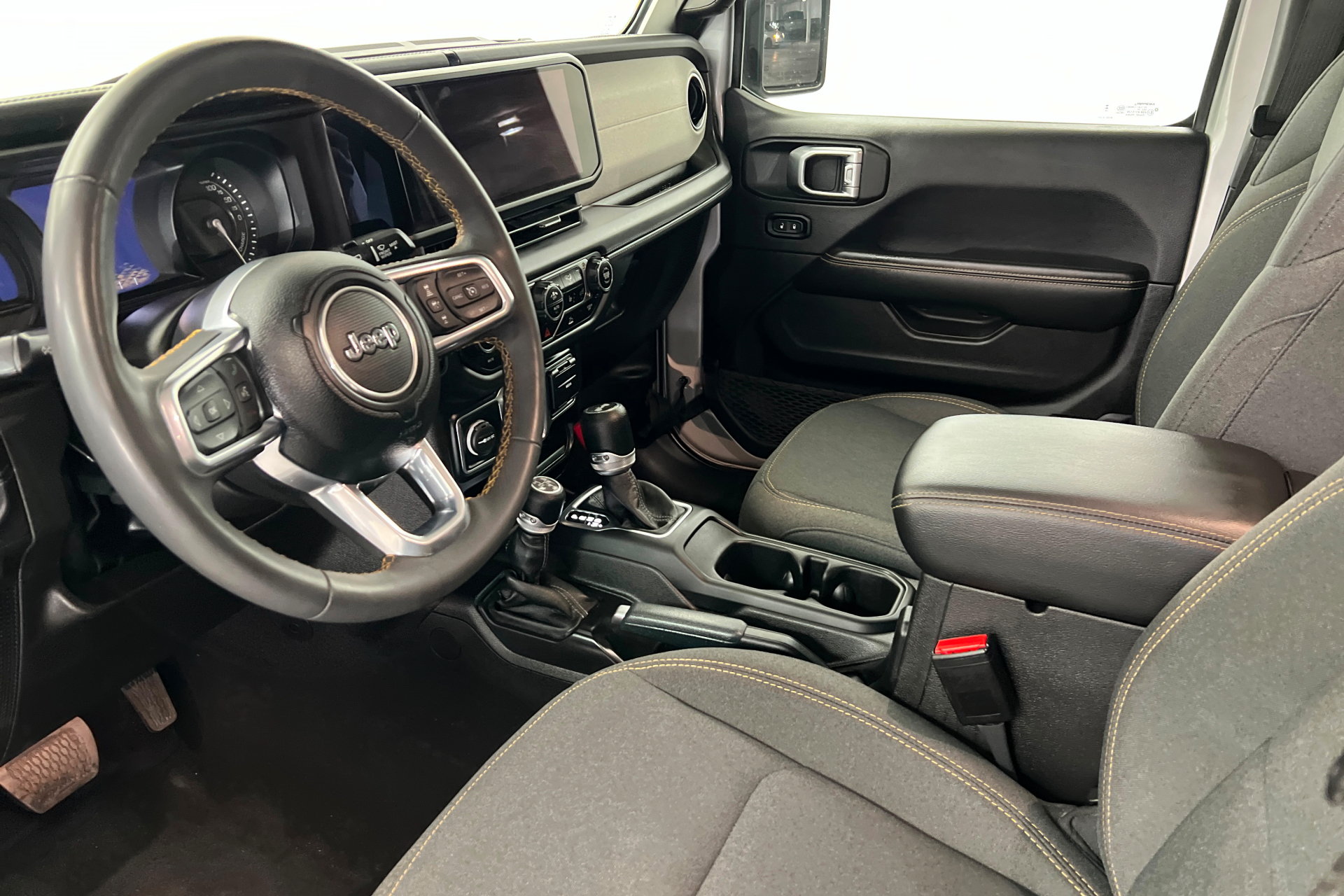 Used 2024 Jeep Wrangler Unlimited Sahara AWD/4WD image 15