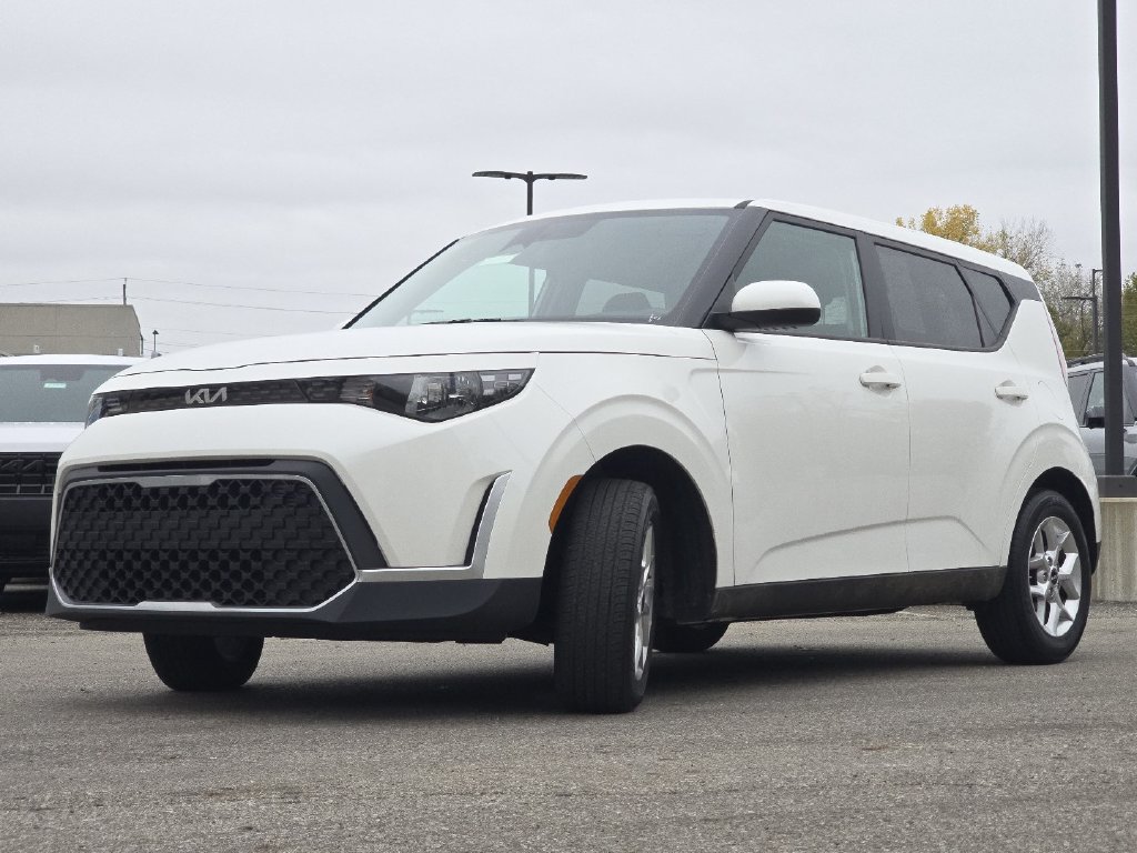 Used 2025 Kia Soul LX w/ LX Technology Package FWD image 10