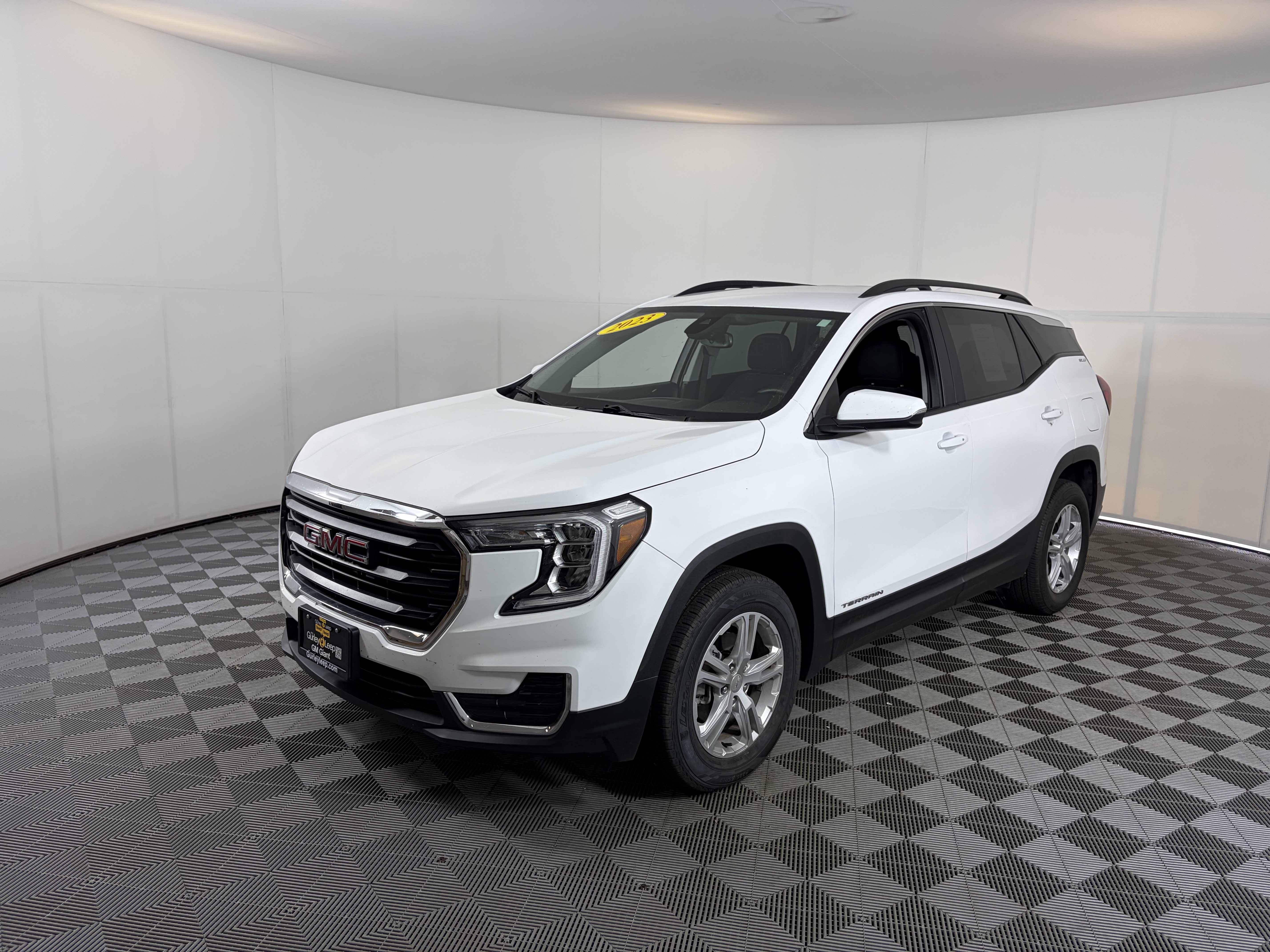 Used 2023 GMC Terrain SLE w/ Driver Convenience Package AWD/4WD image 2
