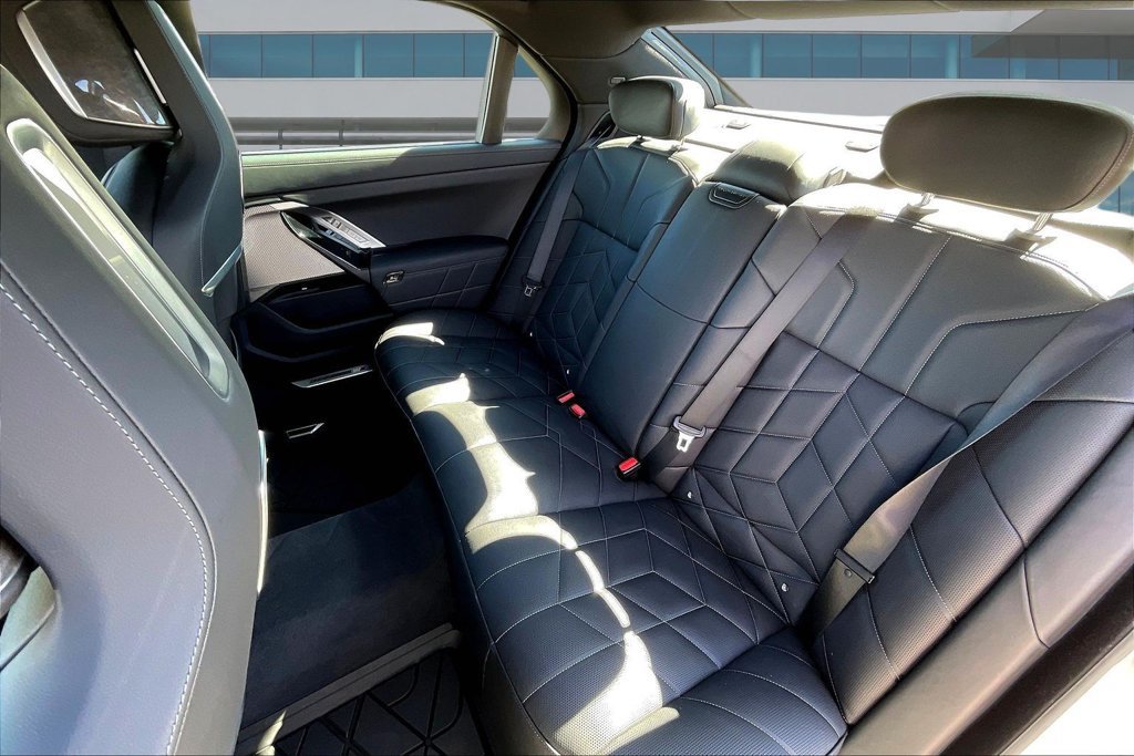 Used 2025 BMW 760i xDrive w/ Premium Package AWD/4WD image 22