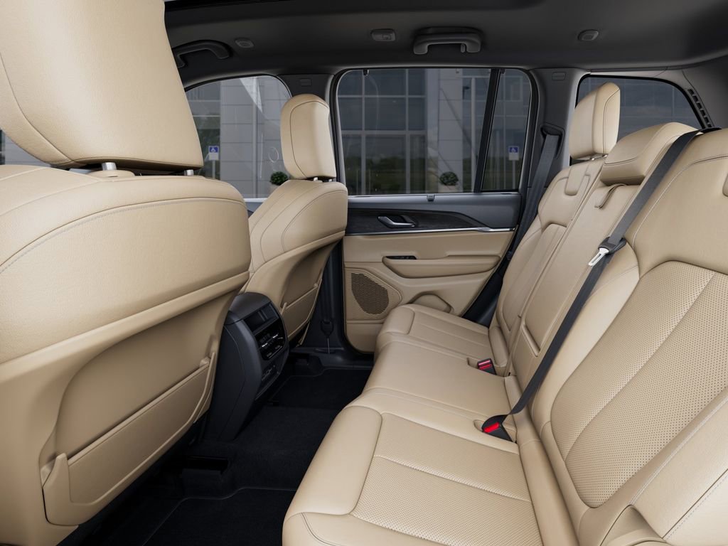 Used 2025 Jeep Grand Cherokee Limited w/ Luxury Tech Group II image 24