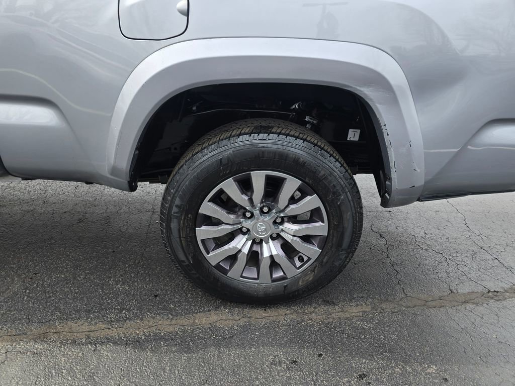 Used 2021 Toyota Tacoma Limited image 4