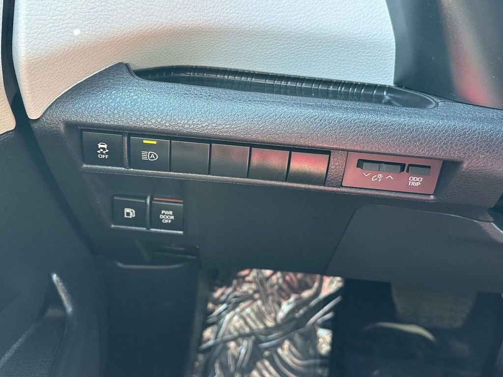 Used 2025 Toyota Sienna XLE image 26