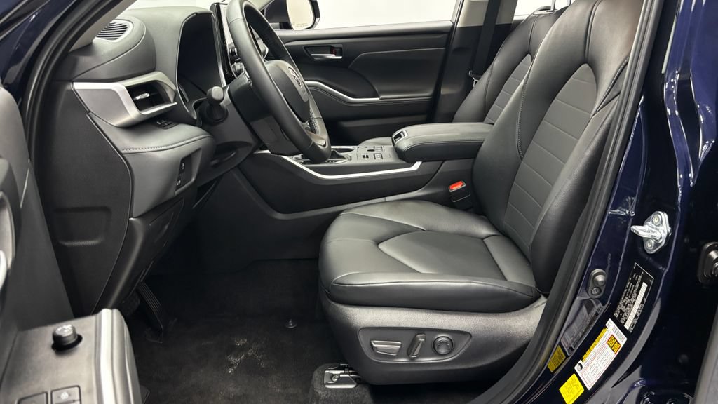 Used 2025 Toyota Highlander XLE AWD/4WD image 12