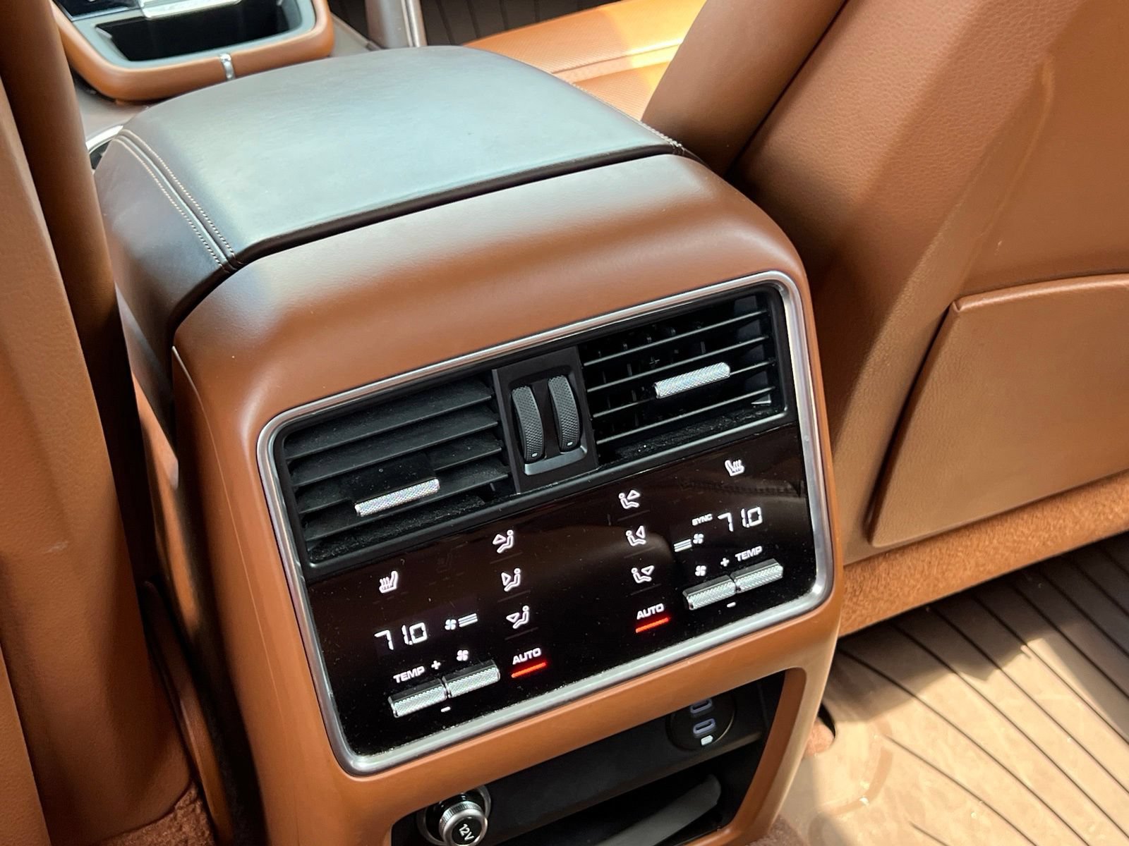 Certified 2023 Porsche Cayenne GTS AWD/4WD image 19
