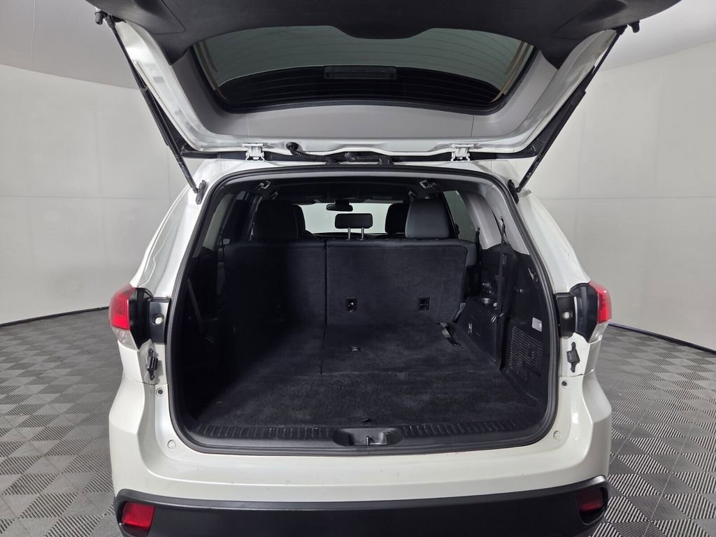 Used 2019 Toyota Highlander LE image 28