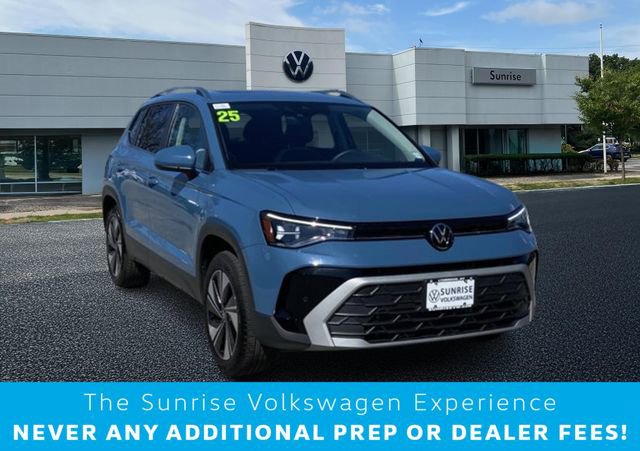Used 2025 Volkswagen Taos SE w/ Panoramic Sunroof Package