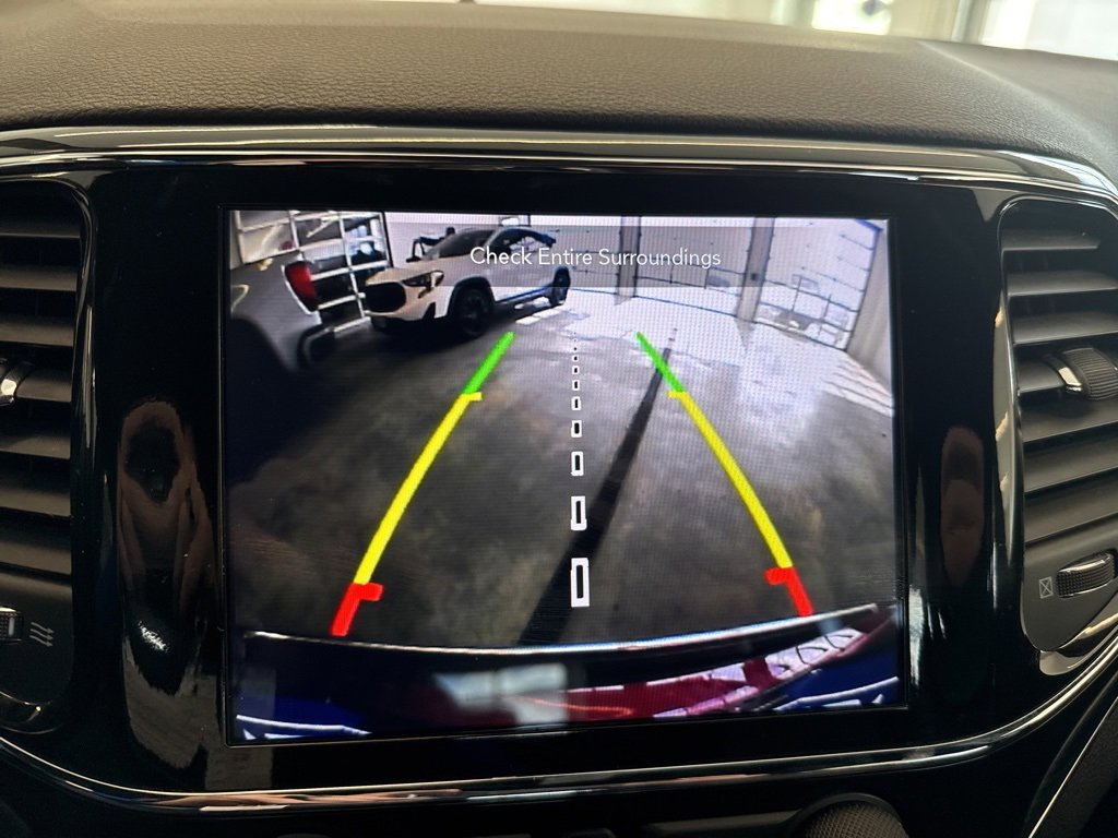 Used 2022 Jeep Grand Cherokee Limited image 15