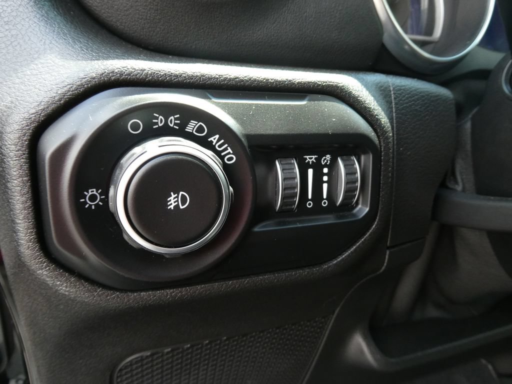 Used 2020 Jeep Wrangler Unlimited Sahara AWD/4WD image 26