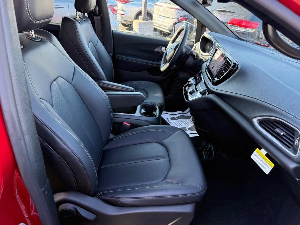 Used 2026 Chrysler Pacifica Select AWD/4WD image 6