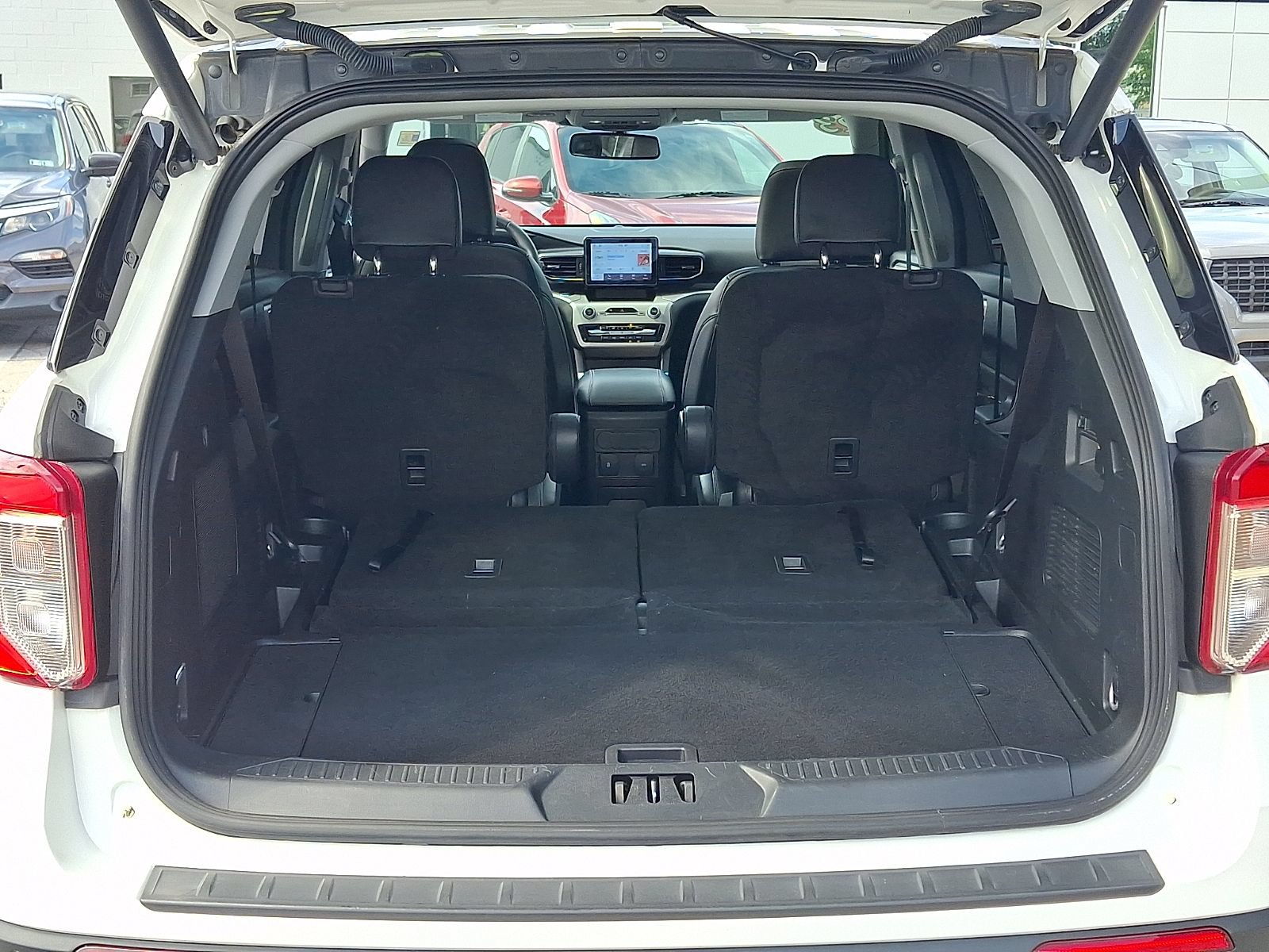 Used 2023 Ford Explorer XLT w/ Equipment Group 202A AWD/4WD image 28