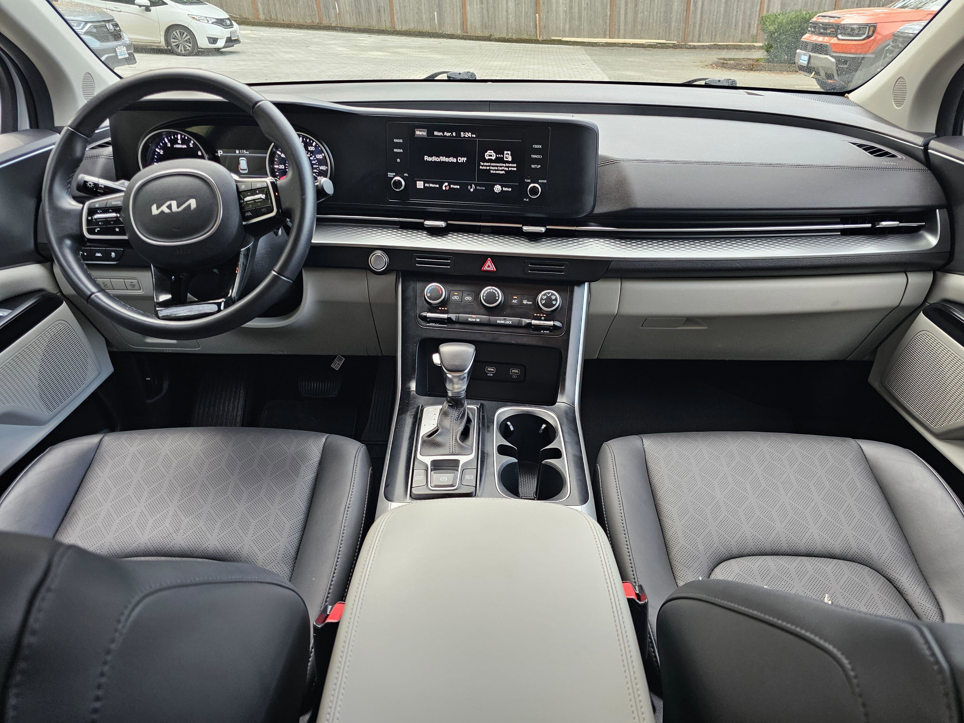 Used 2022 Kia Carnival LX FWD image 19