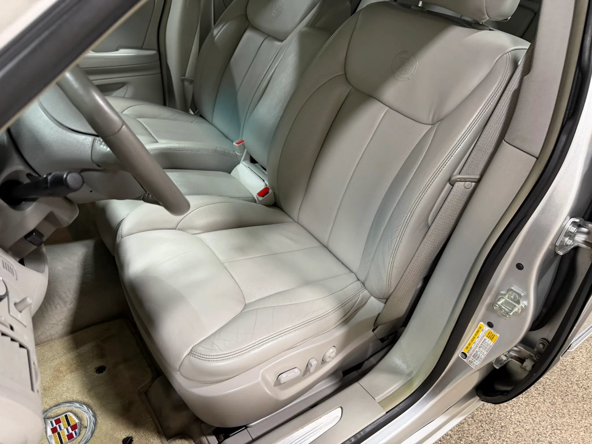 Used 2009 Cadillac DTS w/ Trunk Convenience Package FWD image 28