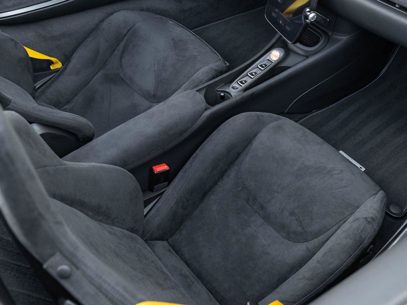 Used 2025 McLaren Artura Spider image 17