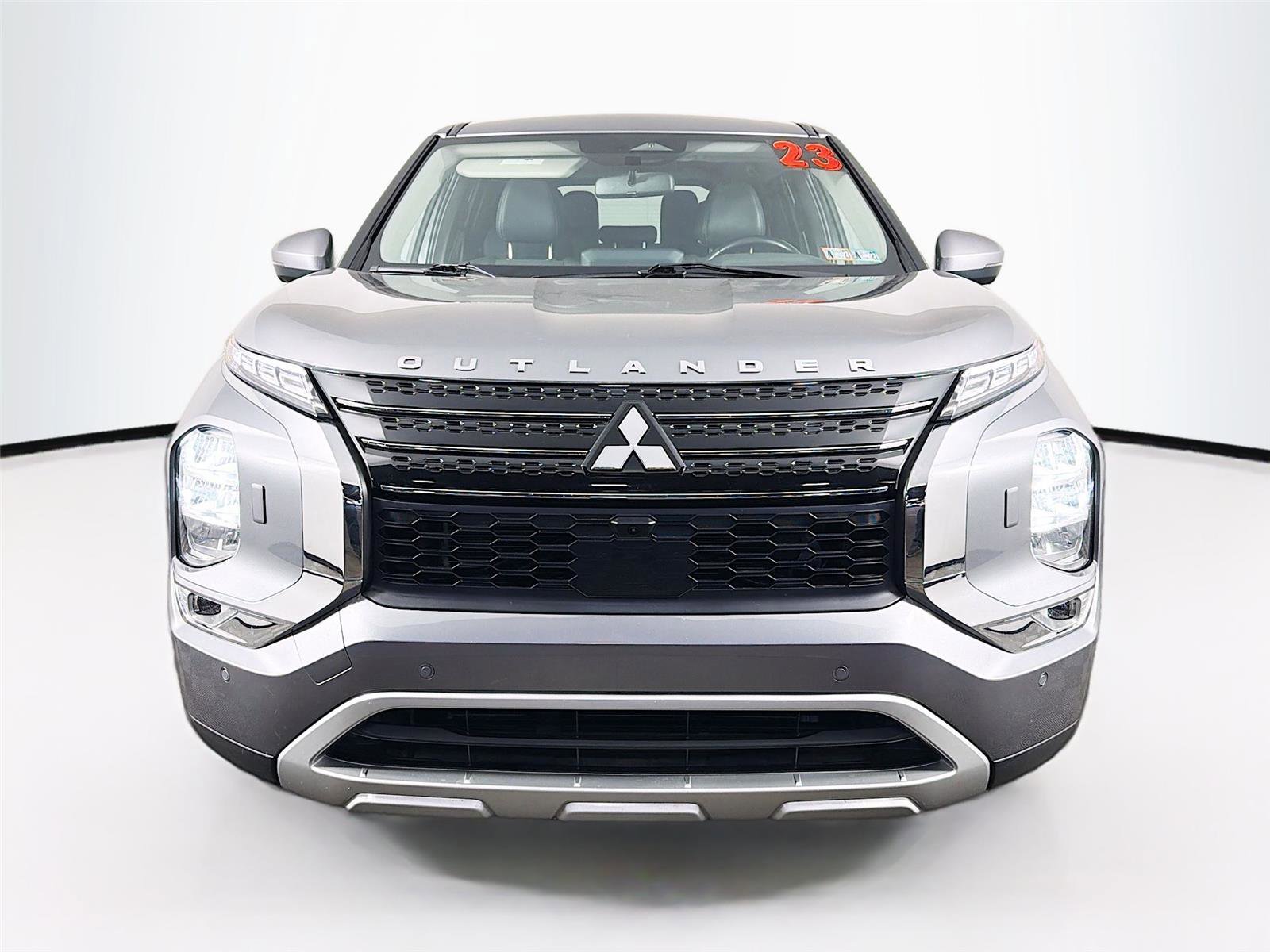 Used 2023 Mitsubishi Outlander SE image 2