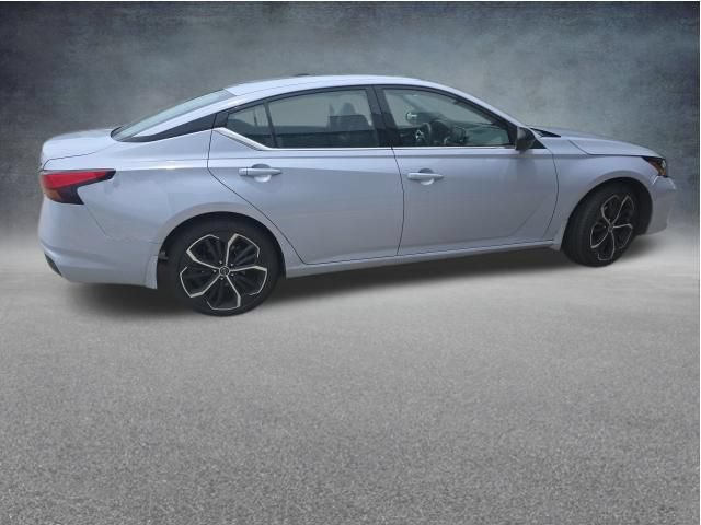 Used 2024 Nissan Altima 2.5 SR FWD image 11