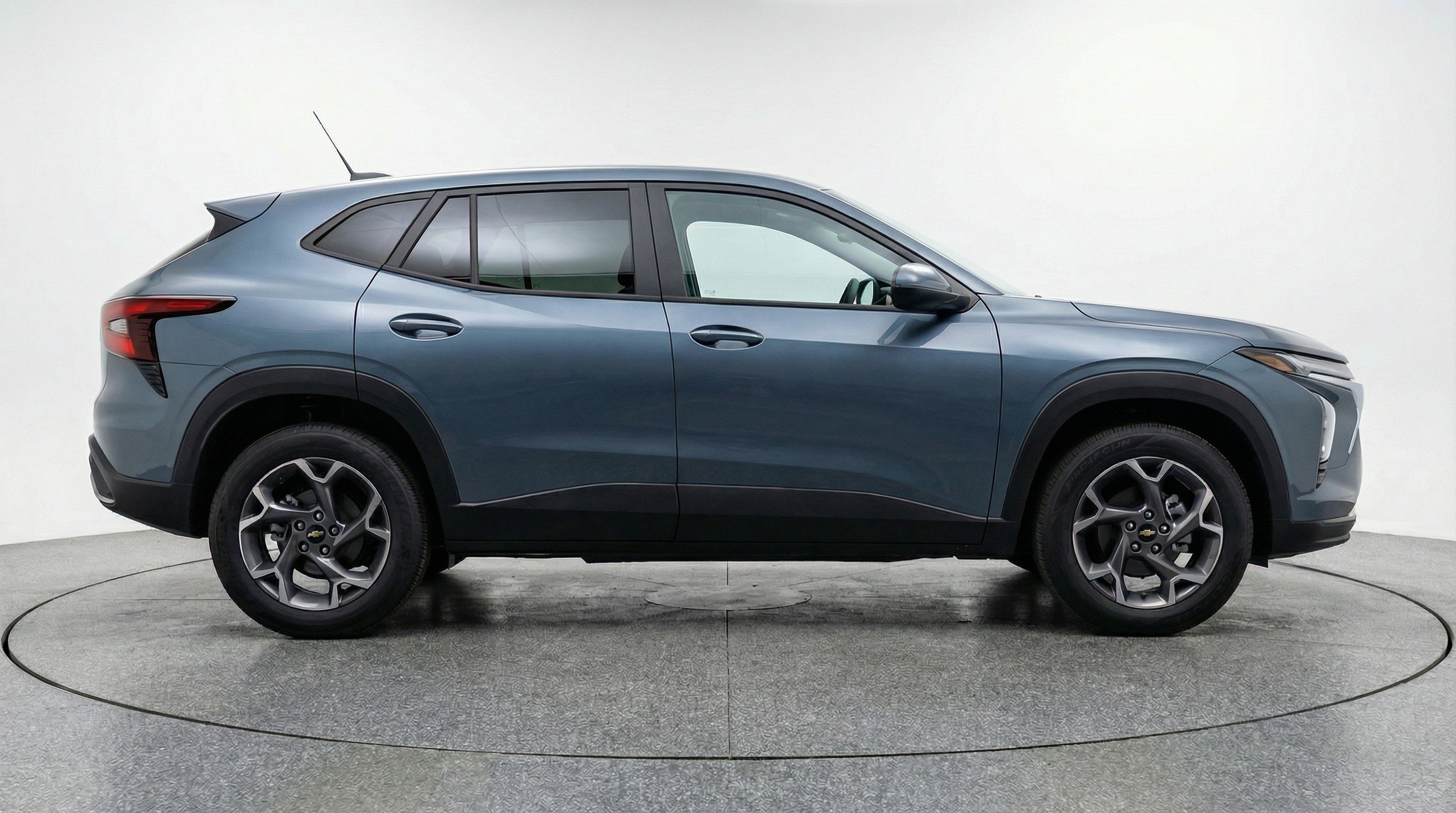 Used 2025 Chevrolet Trax LT w/ LT Convenience Package image 11